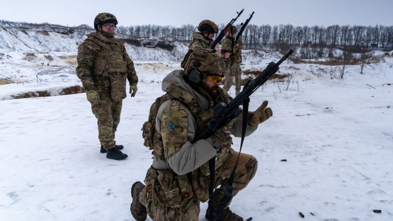 Z vězení rovnou do boje. Muži i ženy z Ukrajiny hledají vykoupení na frontě