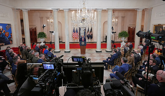 Trump naznačil pokračování útoků na Írán, ceny ropy opět prudce vzrostly