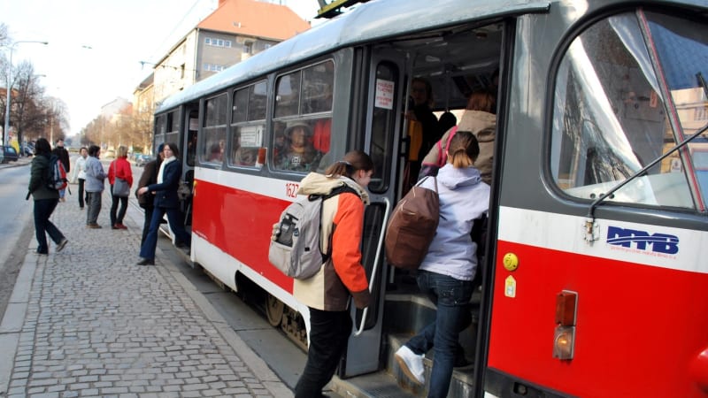 Drzý zloděj si v Brně vyšlápl na školáka. Brutálně na něj zaútočil v tramvaji, ukazují záběry