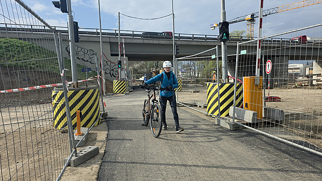 Provoz na cyklostezce řídí světla a závory. Místo vlaku tu ale jezdí jiné stroje