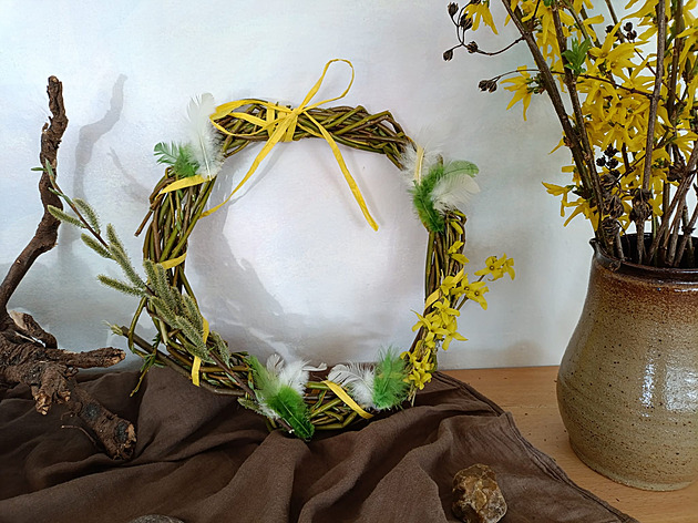 Vypadá jako z drahého butiku, stojí nulu. Vyrobte si jarní věnec z toho, co najdete na procházce