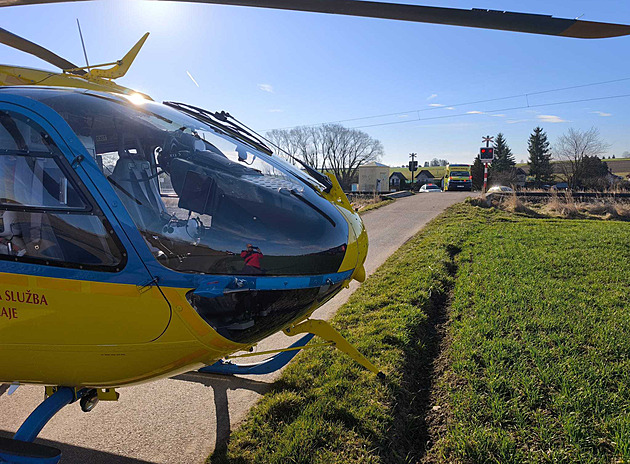 Jižní expres smetl auto, které mu vjelo do cesty. Řidič na místě zemřel