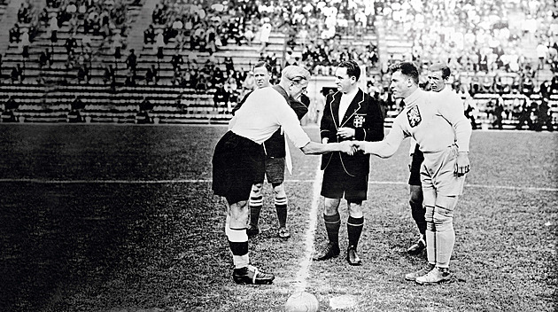 Bouřlivá a násilná hra. Historie fotbalu je krvavá, současný název prvně použil kněz