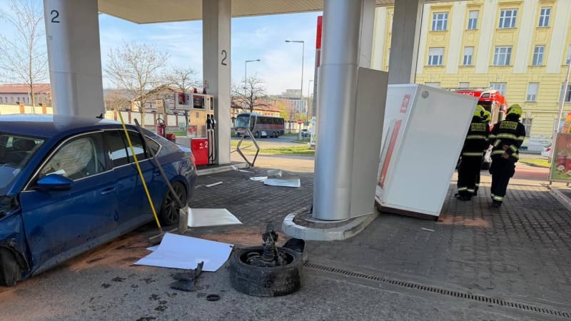 Auto v pražských Holešovicích najelo do čerpací stanice. Na místě zasahují hasiči i záchranáři
