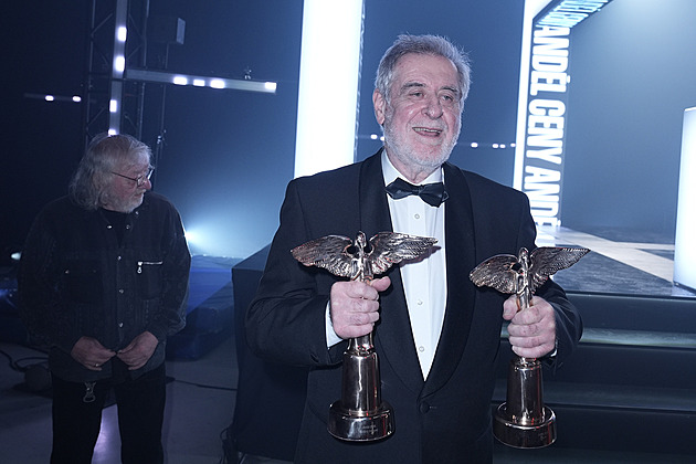 GLOSA: Andělé bouřili nespokojeností. Místo křídel ukazovali vztyčený prostředníček