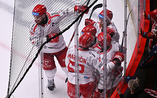 Třinec - Pardubice 4:2, finále je srovnáno. Will po dvou gólech střídal ve třetí minutě