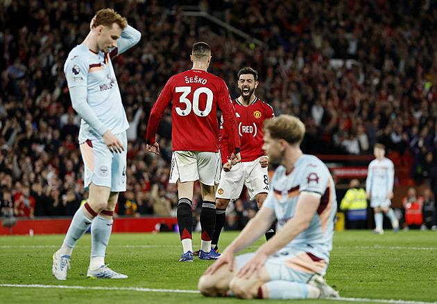 Manchester United zvládl dohrávku s Brentfordem. Rozhodl Šeško s Casemirem
