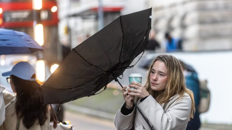 Bouřky už udeřily na západní Evropu. Němci varují před silným větrem, fronta se žene k Česku
