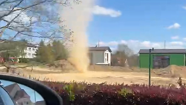 VIDEO: Lidé natočili další malé „tornádo“. Pro rarášky je teď ideální období