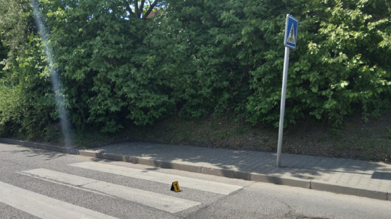 Řidič na přechodu v Praze srazil nezletilou. Dívka je zraněná, policie po muži pátrá