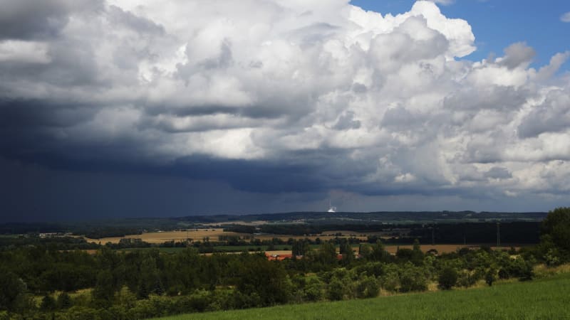 Počasí rozdělí Česko na dvě poloviny. Přijde i déšť, meteorologové aktualizovali výstrahu