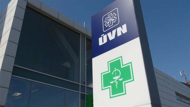 Úplatky, padělání lékařských zpráv. Policie zasahuje v ÚVN, zadržela 11 lidí
