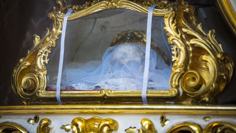 Lebky, kosti, vlasy i hřebíky z Kristova kříže aneb Proč katolíci klekají před relikviemi