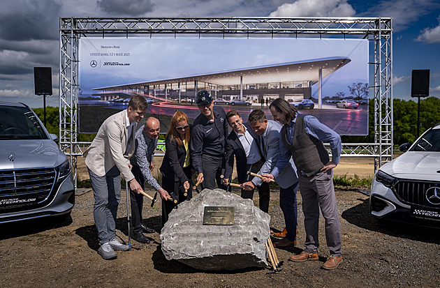 V Řeporyjích roste nejmodernější prodejní a servisní centrum Mercedes-Benz