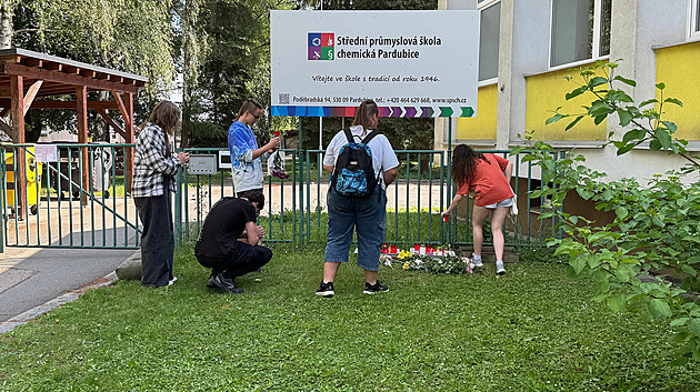 Mladíka obvinili z vraždy dívky na pardubické škole, studenti chodí k pietnímu místu