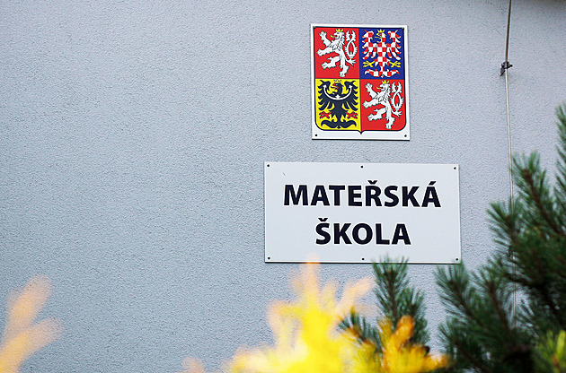Tohleto má být ve školce? U dětí se klátil zdrogovaný muž, ředitel rezignoval