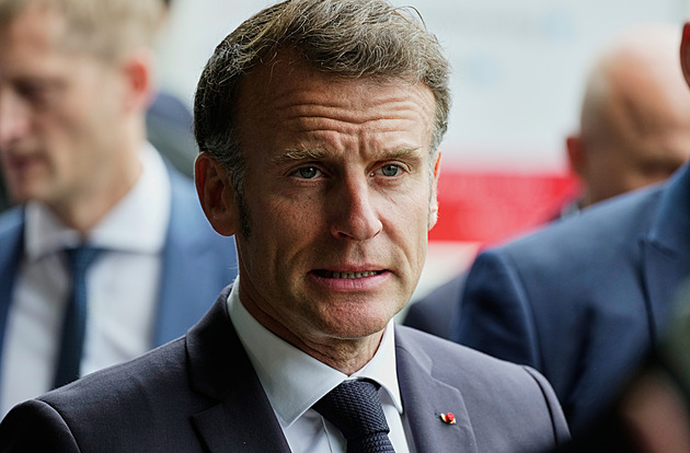 Nenechte Bělorusko zatáhnout do války, naléhal Macron na Lukašenka