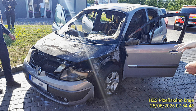 VIDEO: Na benzince začalo kvůli závadě hořet auto, plameny ho zcela pohltily