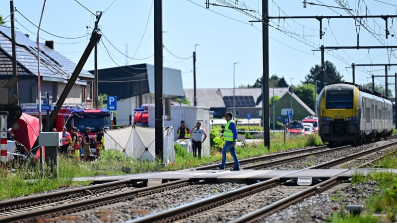 Tragédie v Belgii: Vlak smetl školní autobus, na místě jsou mrtví
