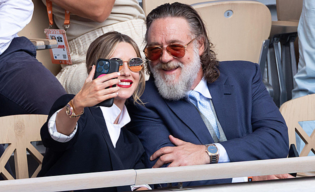 Vlasatý, vousatý a zamilovaný. Russell Crowe vyvedl na French Open svou brunetku