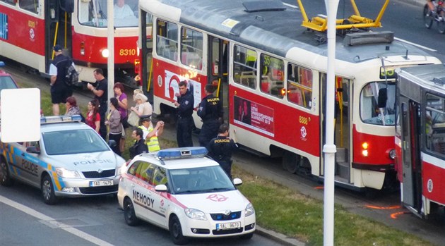Tramvaj srazila ve Vršovicích dva chodce, na místě zasahují záchranáři