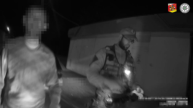 Opilý řidič pustil na své místo spolujezdce, prozradily ho pantofle pod volantem