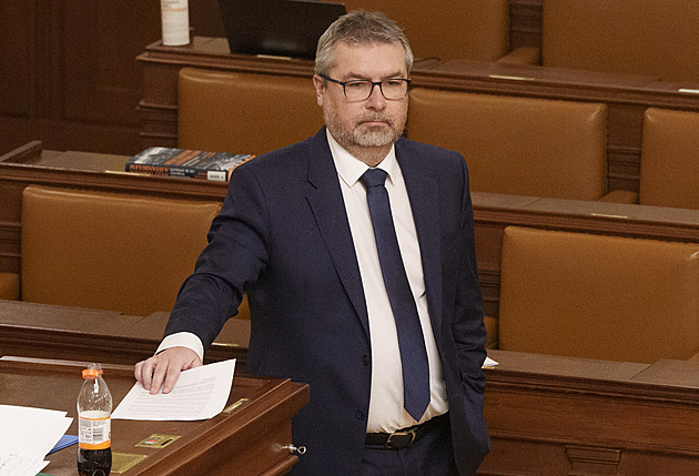 Poslanci se hádali o interpelace. Dorazil na ně jediný člen vlády Šebestyán
