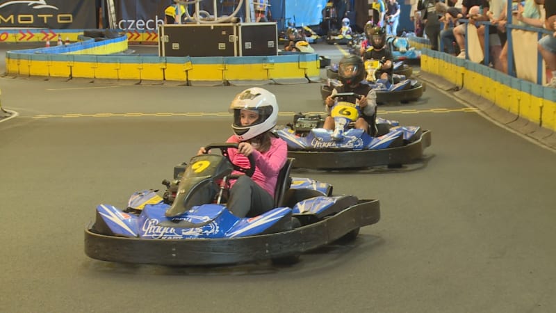 Akademie pro malé piloty v Praga Areně. Motokáry si vedle dětí vyzkoušely i tváře Primy