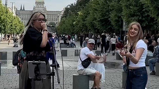 VIDEA TÝDNE: Virál s Farnou, hazard na D1 a hořící Petrohrad