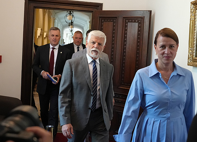 Pavel po pár minutách opustil jednání vlády. O summitu NATO totiž nerozhodla