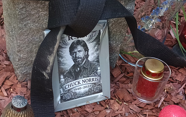 Chuck Norris má kousek od Slavie svůj pomníček. Postavil si ho sám, žertují lidé
