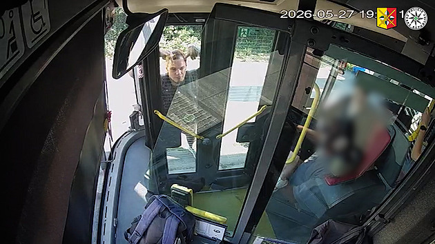 Vandal po výstupu z autobusu vyzýval řidiče na souboj a poškodil čelní sklo