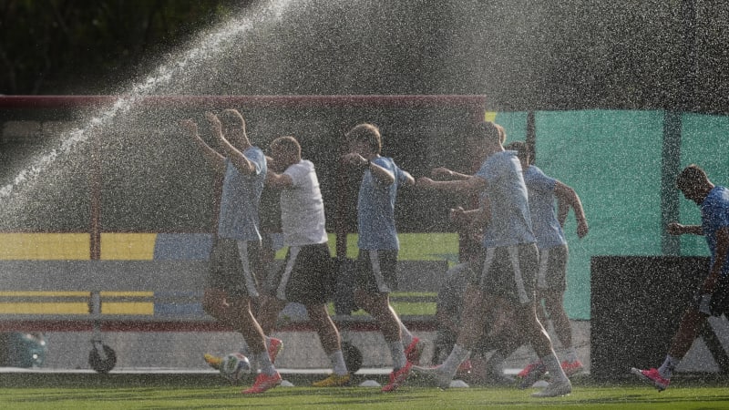 MS ve fotbale ON-LINE: Na Čechy se valily potíže. Po chaosu na cestě dostali sprchu