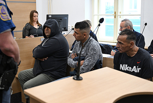 Koridor stál 20 hodin, zloději usekli kabely. Bylo by za ně tak sedm tisíc, řekli u soudu