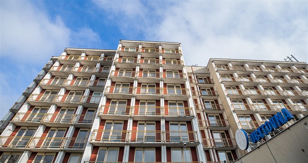 Hradec prodá ubytovnu sester, místní se znovu bojí obchodníků s chudobou
