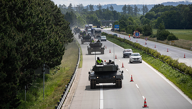 Po D35 pendlovaly tanky Leopard. Mnozí řidiči si je za jízdy natáčeli na mobil