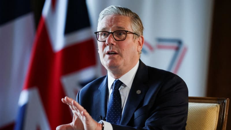 Starmer končí. Britský premiér oznámil rezignaci, Trump ji vyzradil o den dřív