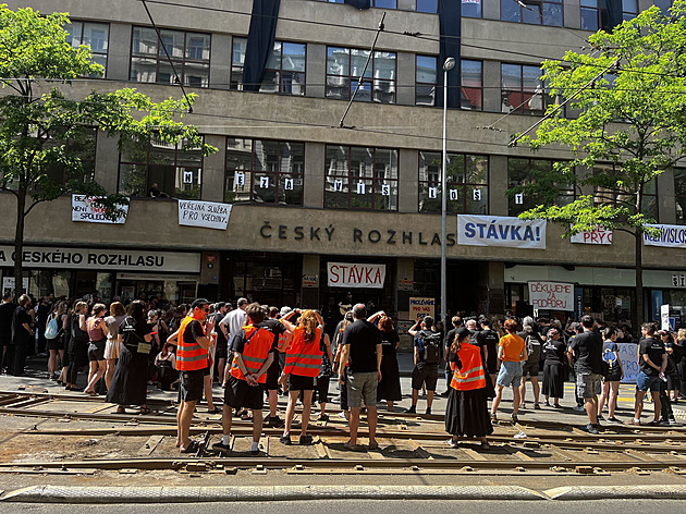 Protest v ČT a ČRo začal četbou Čapka. Zaměstnanci obstoupili budovu