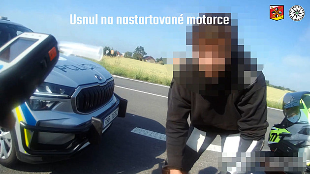Opilému mladíkovi došly síly uprostřed křižovatky, usnul na nastartované motorce