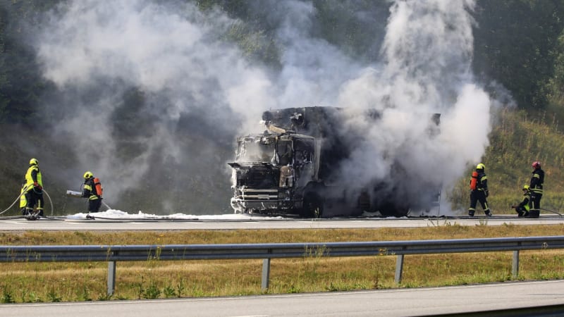 Nákladní auto na dálnici zachvátily plameny. D1 směrem na Brno je neprůjezdná